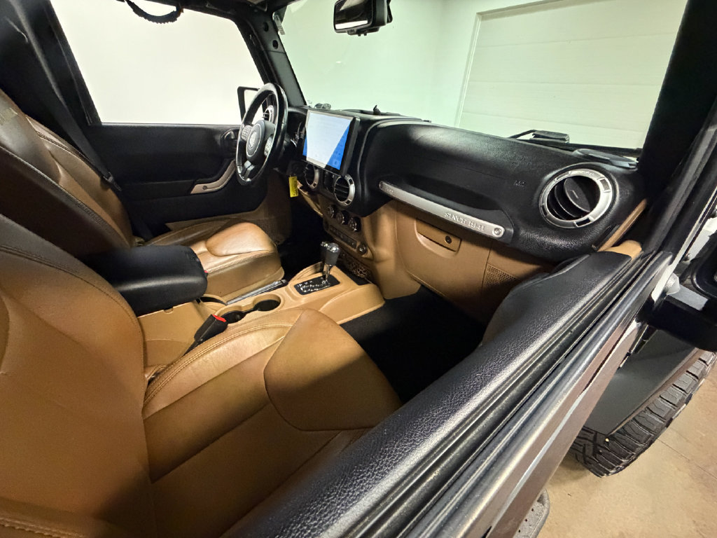 Used 2015 Jeep Wrangler Unlimited Sahara w/ Connectivity Group AWD/4WD image 60