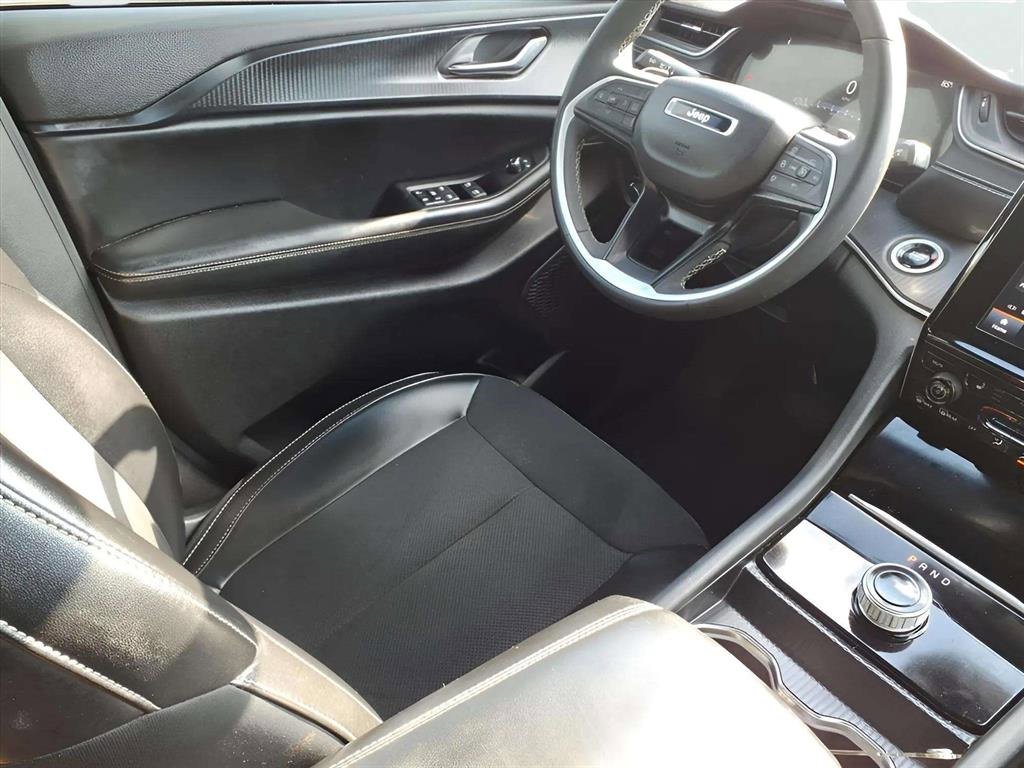 Used 2024 Jeep Grand Cherokee Altitude image 9