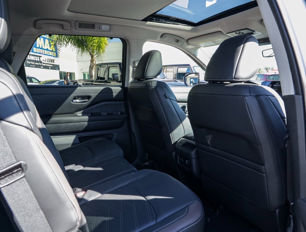 Used 2025 Nissan Pathfinder Platinum w/ Cargo Package image 24