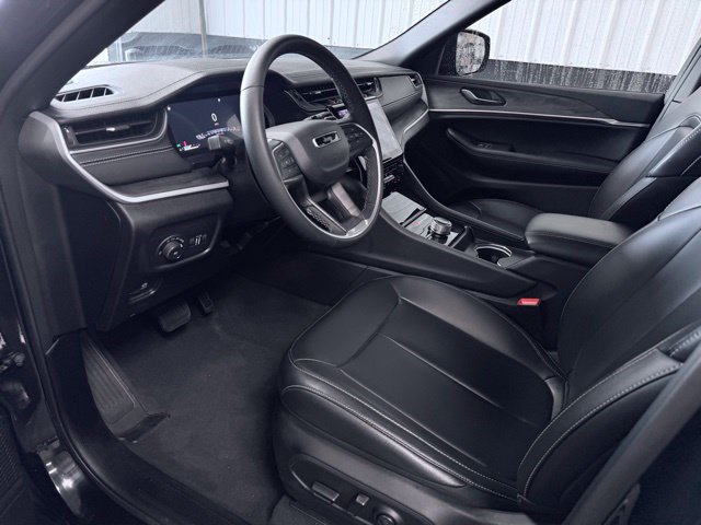 Used 2025 Jeep Grand Cherokee Limited AWD/4WD image 17