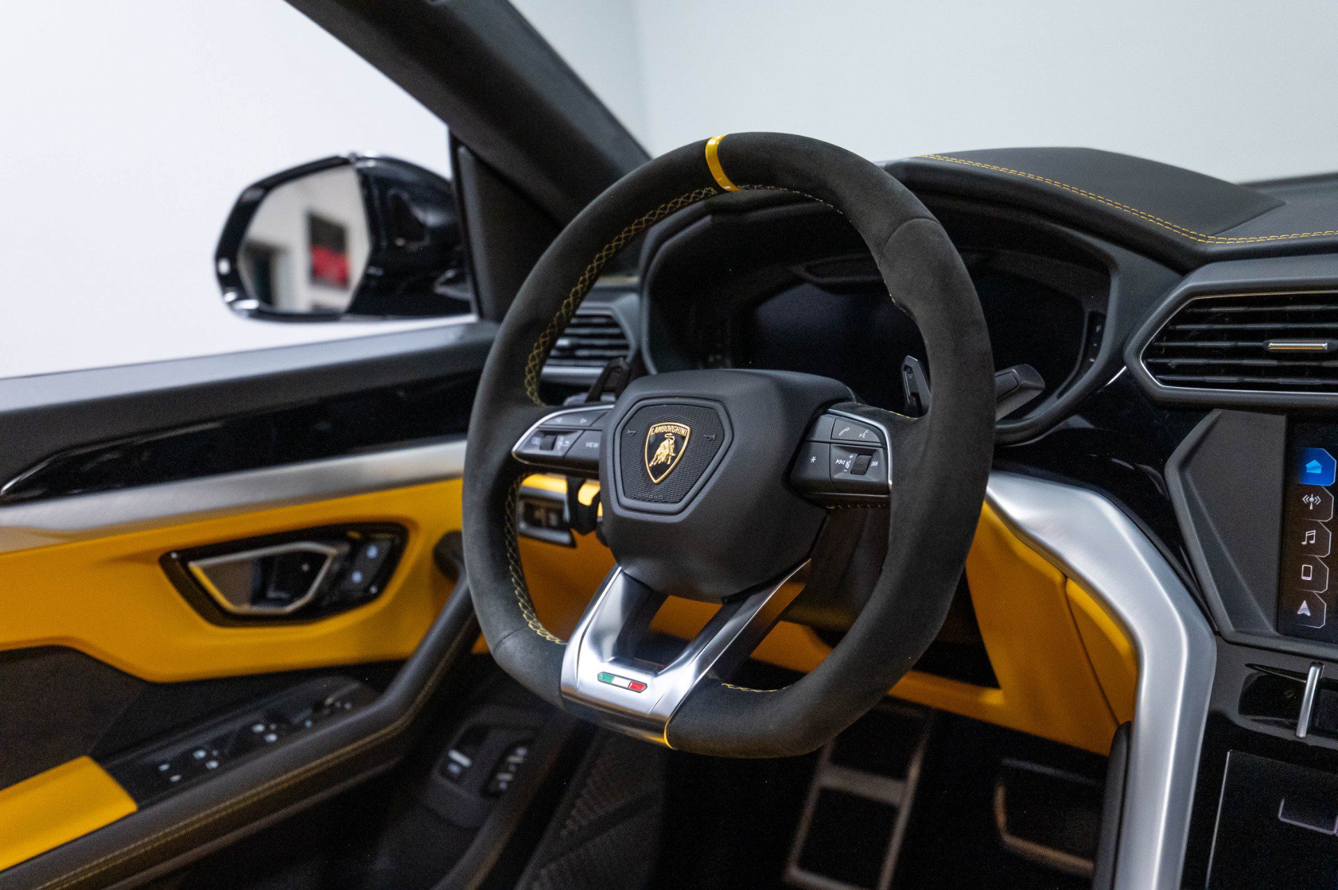 Used 2019 Lamborghini Urus AWD/4WD image 44