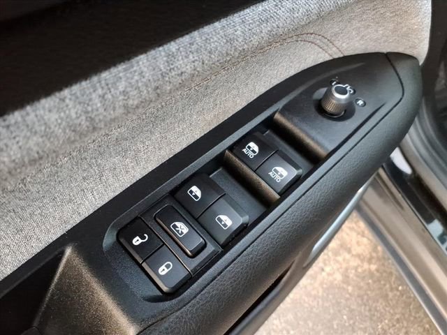 Used 2024 Jeep Compass Latitude w/ Sun and Sound Group AWD/4WD image 29
