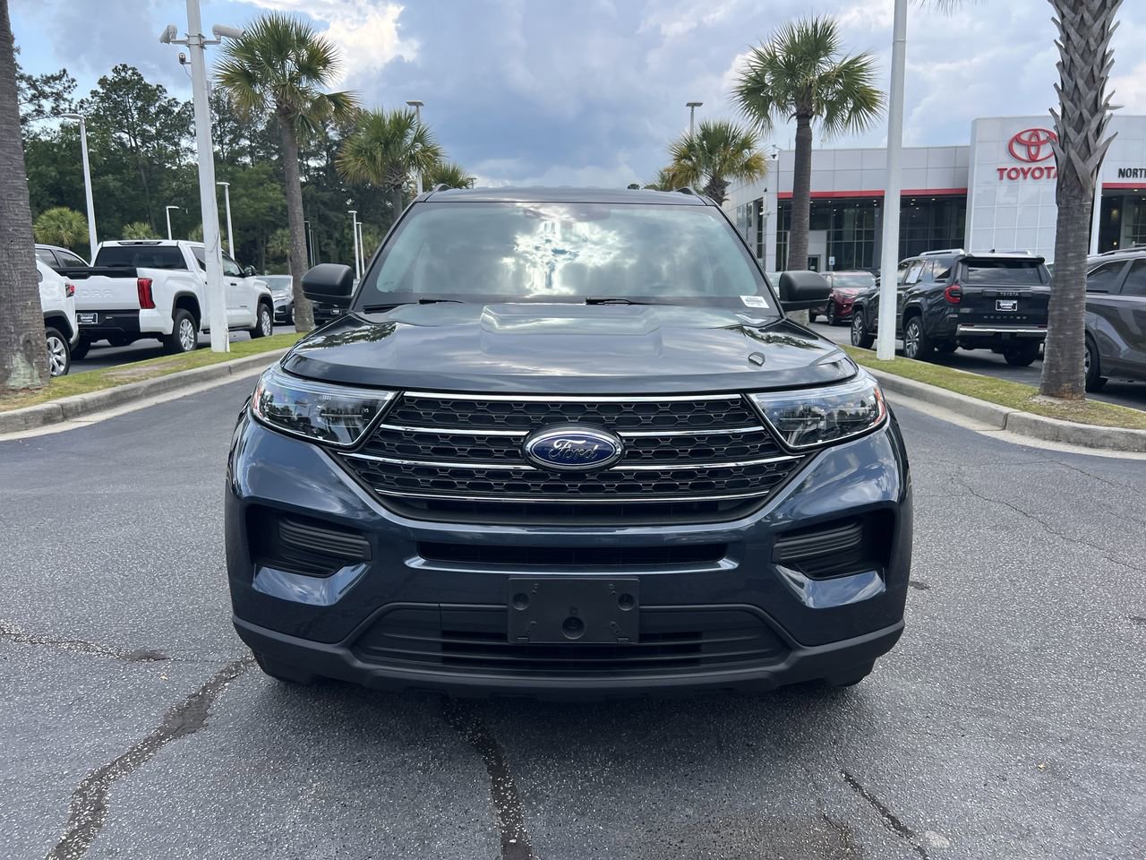 Used 2023 Ford Explorer XLT AWD/4WD image 3