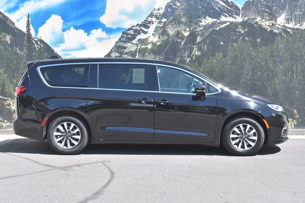 Used 2024 Chrysler Pacifica Limited FWD image 2