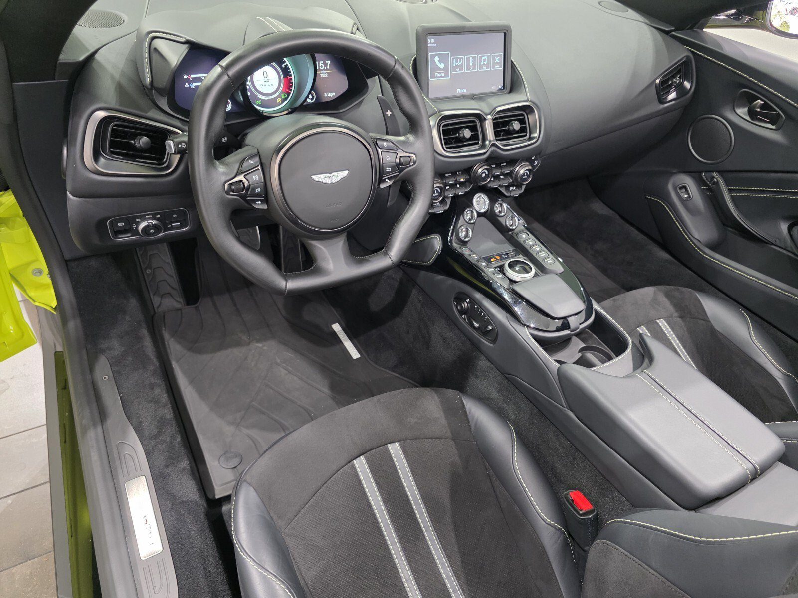 Used 2023 Aston Martin V8 Vantage Roadster RWD image 3