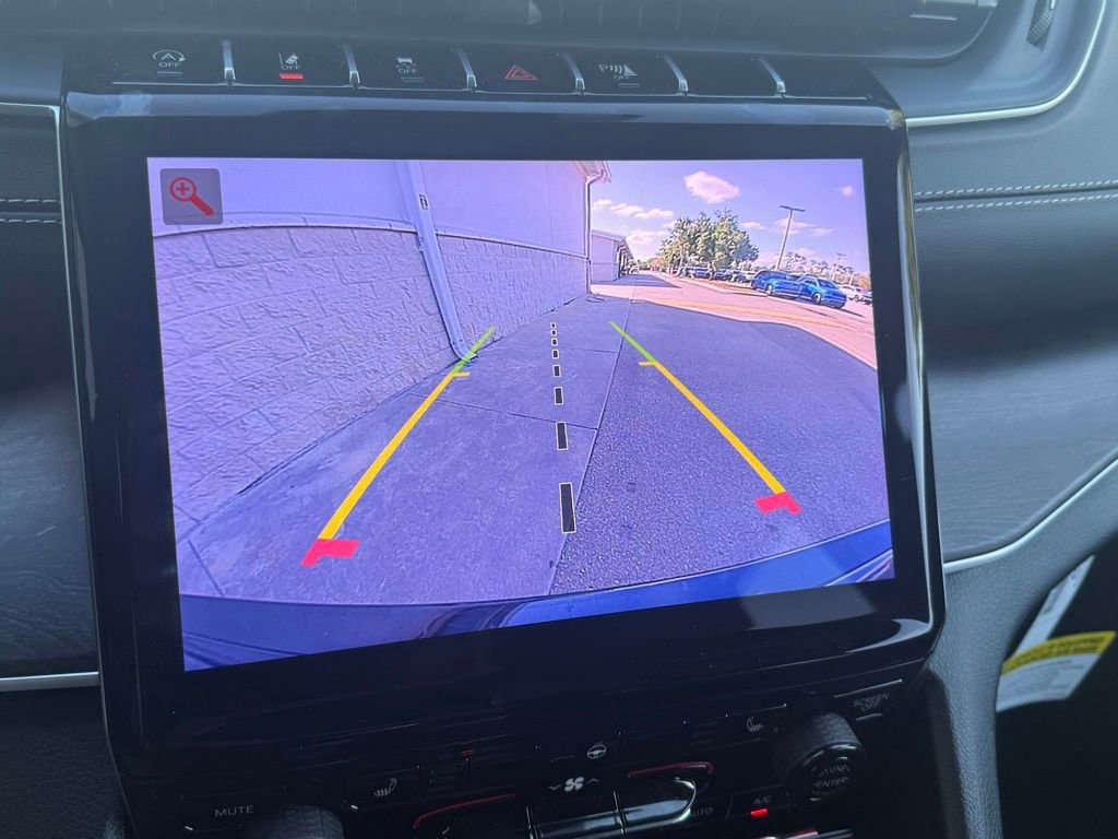 Certified 2025 Jeep Grand Cherokee Limited w/ Black Appearance Package image 15