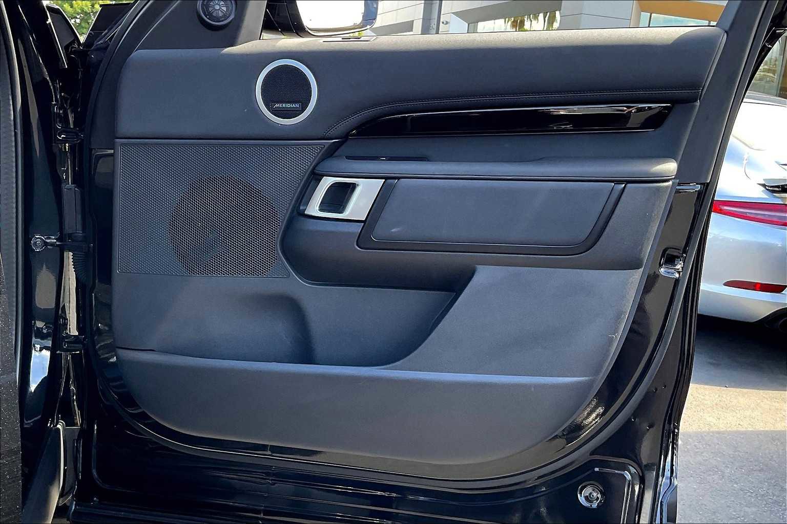 Used 2025 Land Rover Discovery S image 27