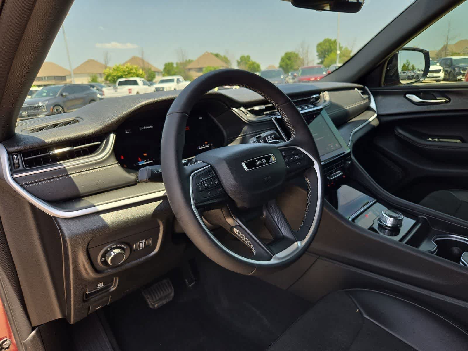 Used 2025 Jeep Grand Cherokee Altitude RWD image 2