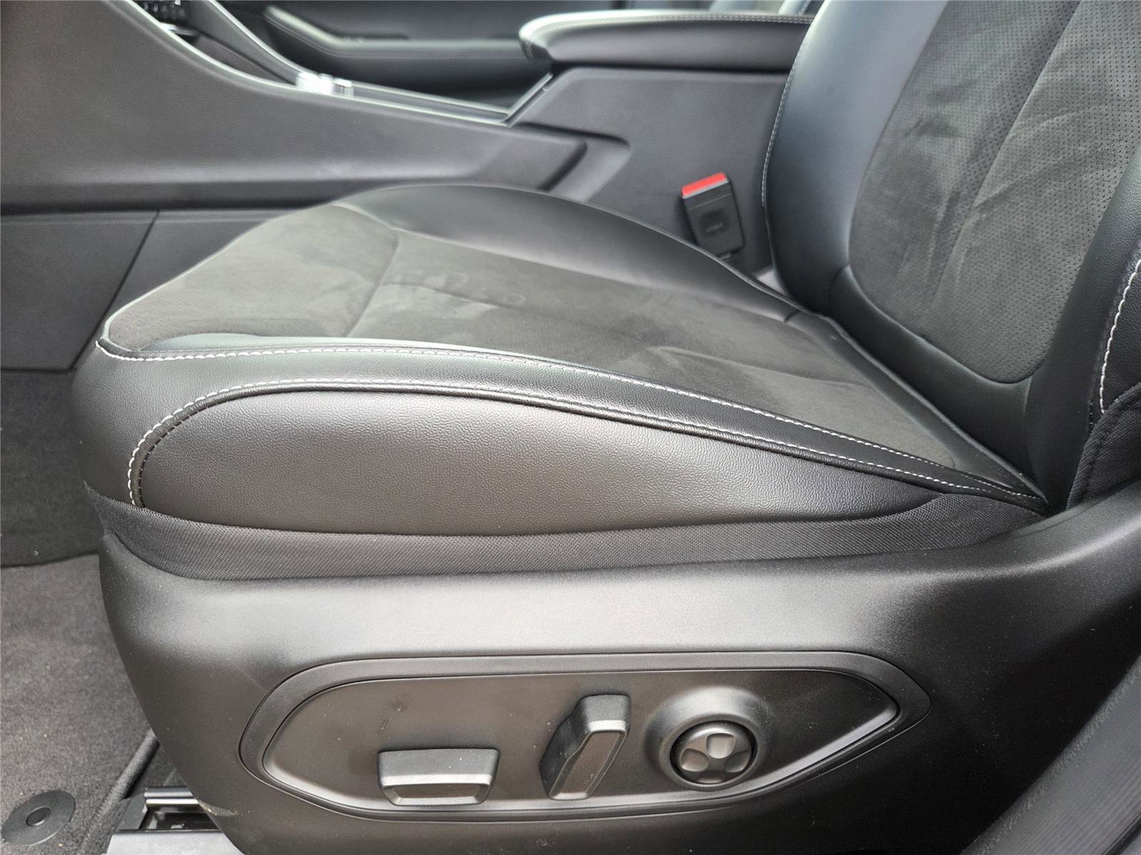 New 2025 Jeep Grand Cherokee Altitude image 19