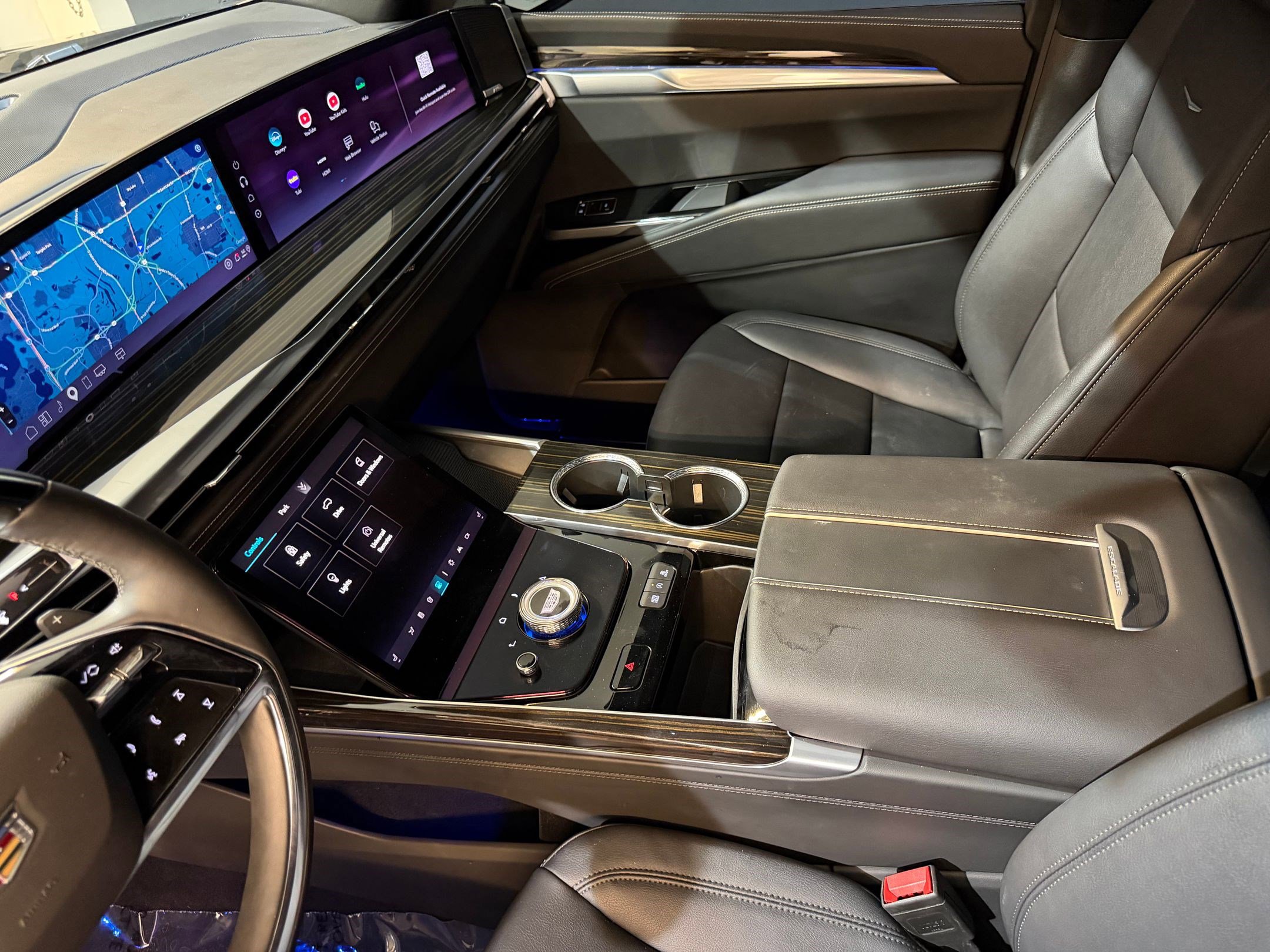 Used 2025 Cadillac Escalade ESV Luxury RWD image 18