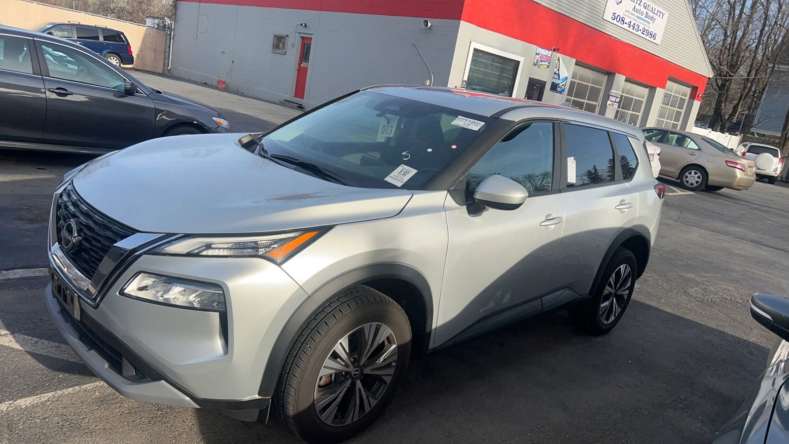 Used 2023 Nissan Rogue SV image 2