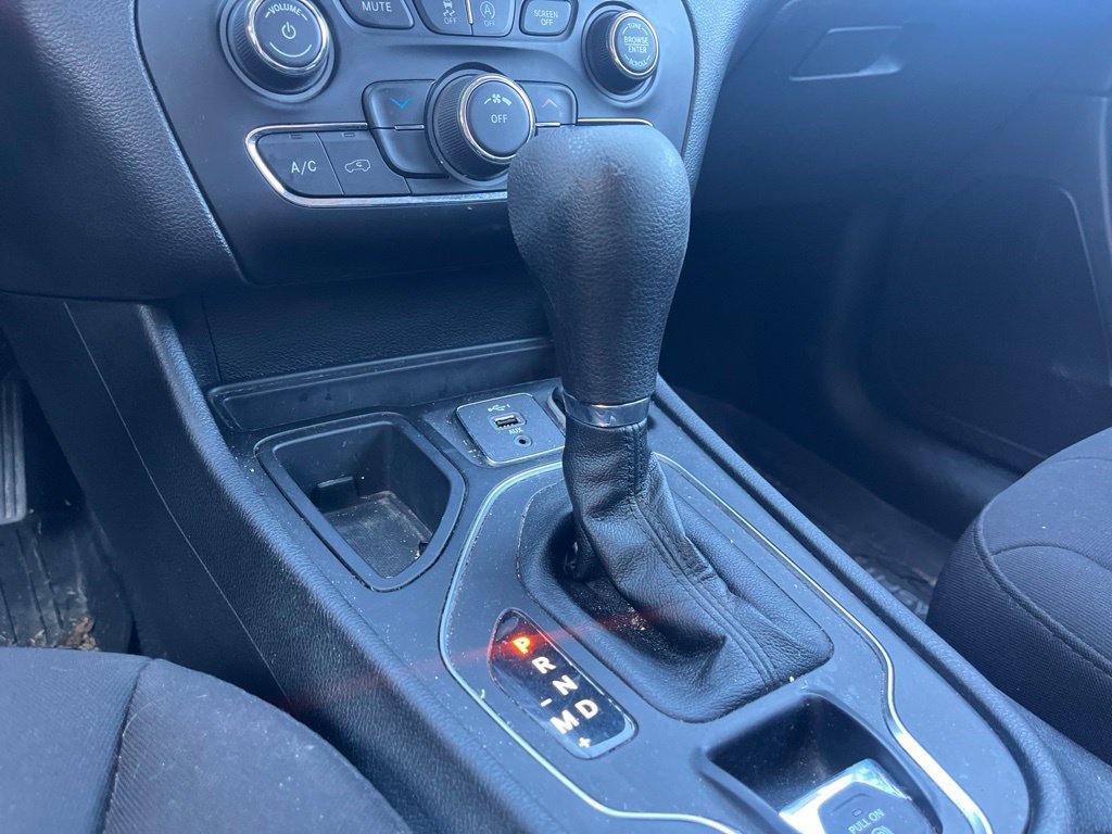 Used 2021 Jeep Cherokee Latitude FWD image 19