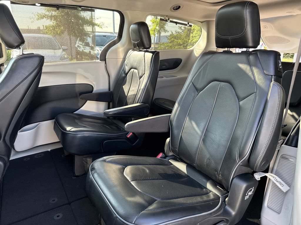 Used 2017 Chrysler Pacifica Limited FWD image 11