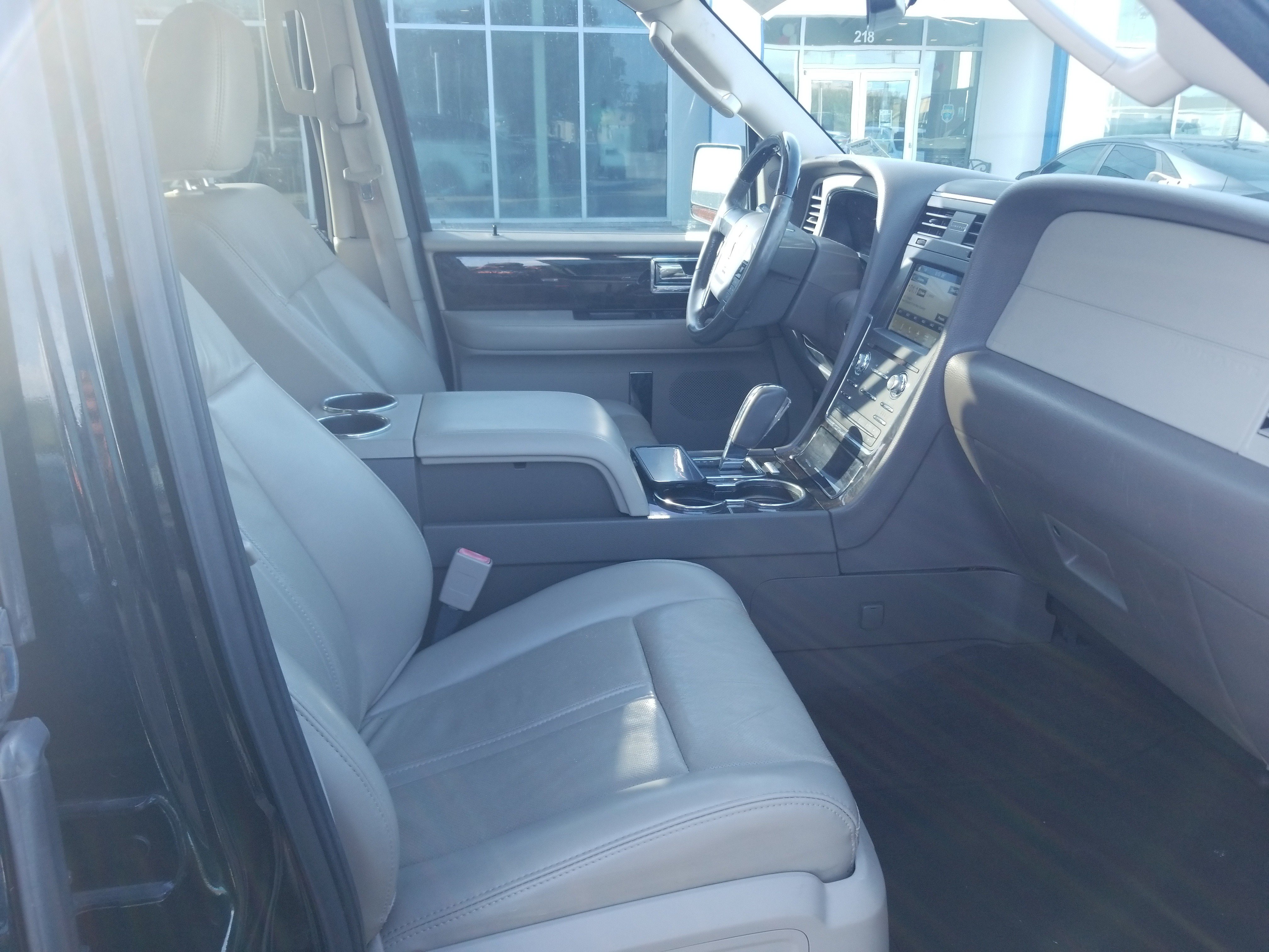 Used 2017 Lincoln Navigator Select RWD image 17