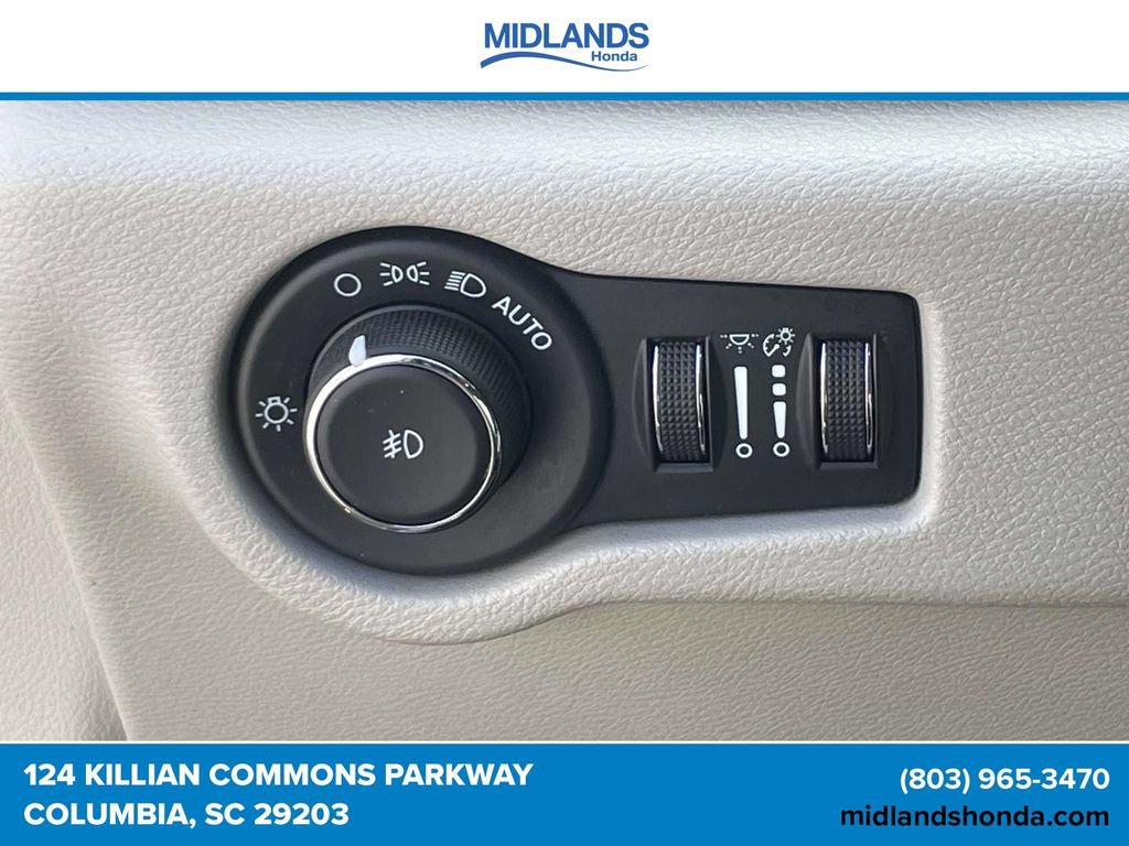 Used 2022 Chrysler Pacifica Touring-L FWD image 17