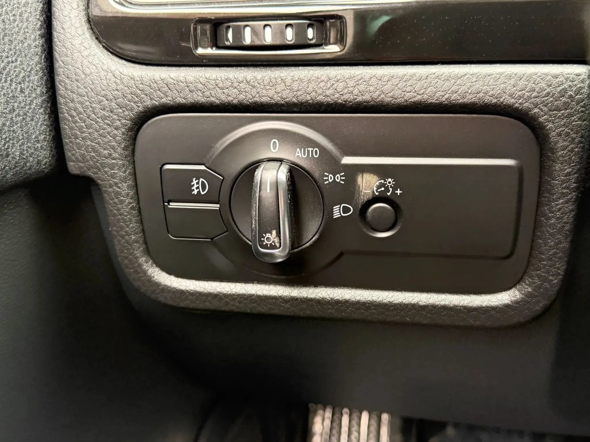 Used 2013 Volkswagen Touareg Sport AWD/4WD image 34