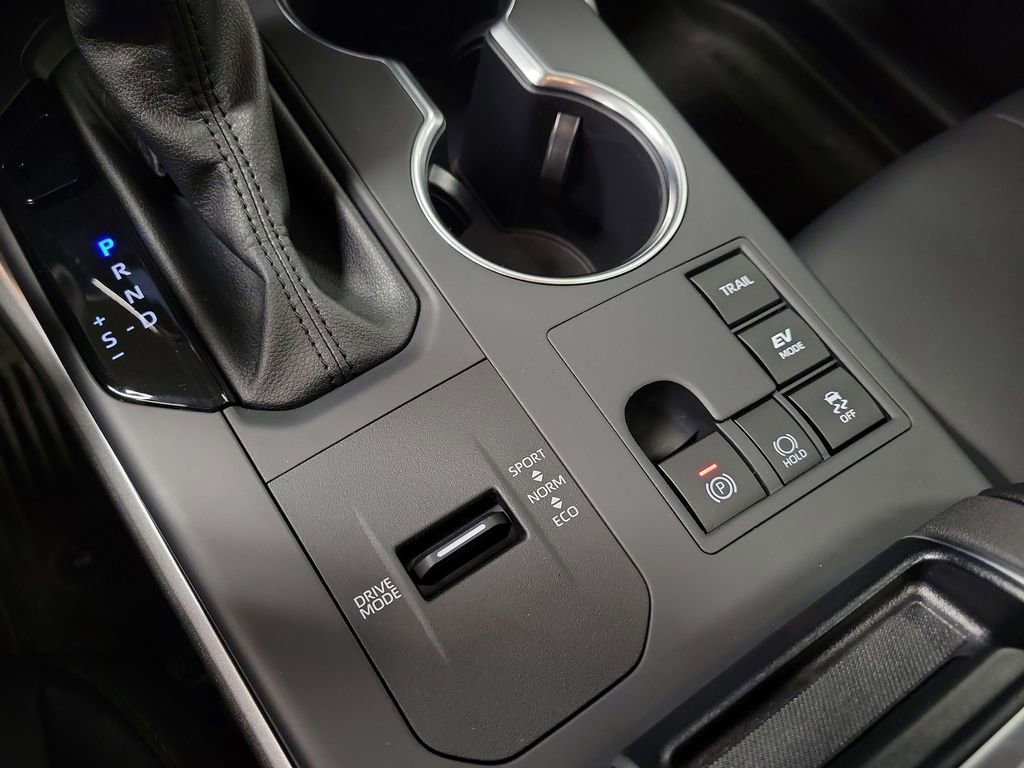 Used 2025 Toyota Highlander XLE image 16