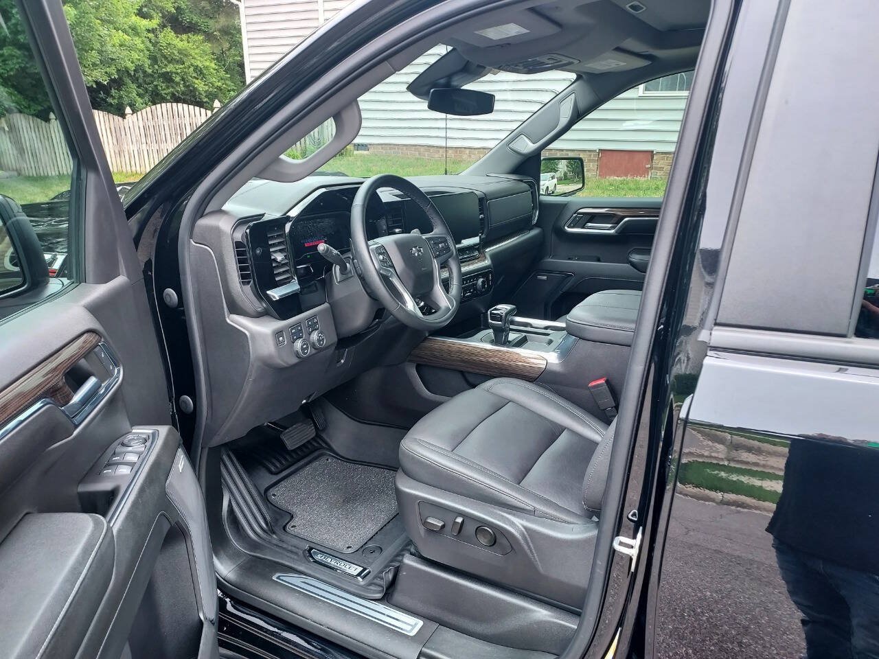 Used 2024 Chevrolet Silverado 1500 LT Trail Boss w/ LT Trail Boss Premium Package AWD/4WD image 10