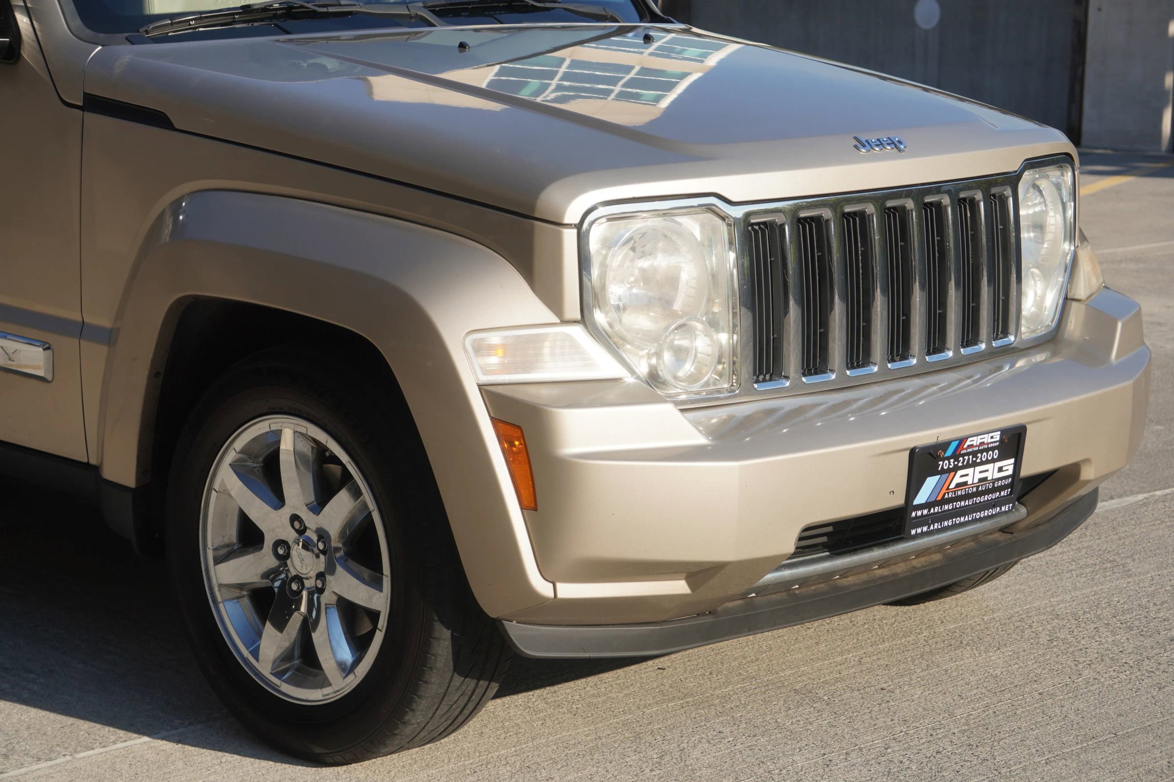 Used 2010 Jeep Liberty Limited w/ Tire & Wheel Group image 25