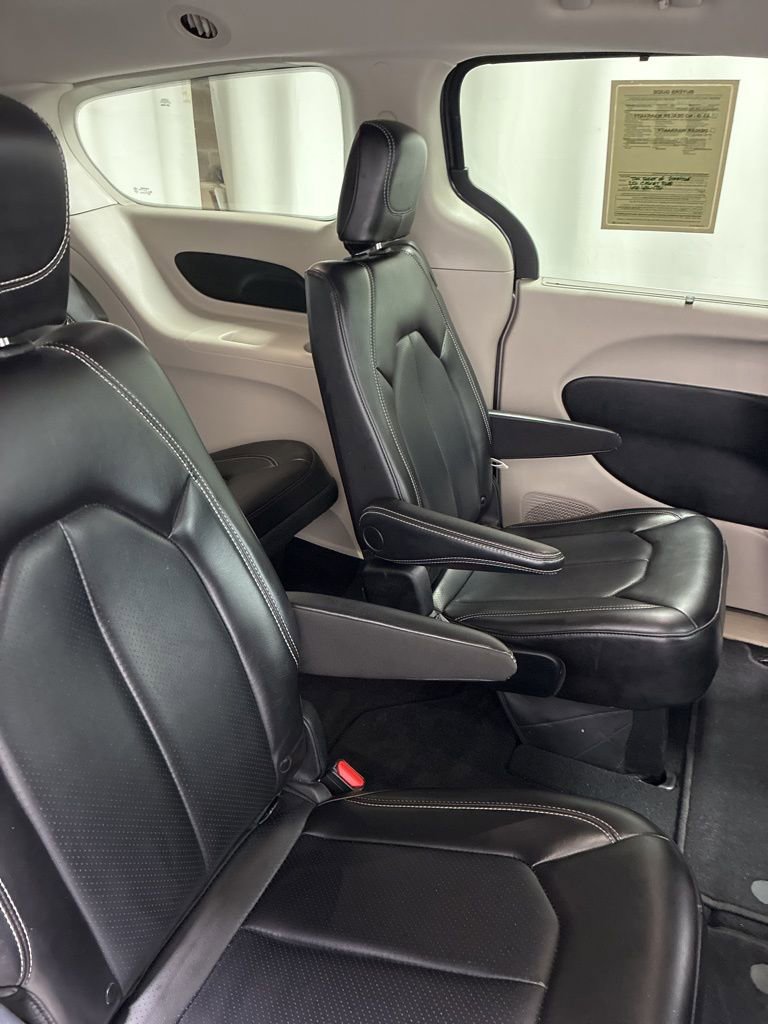 Used 2023 Chrysler Pacifica Touring-L image 18