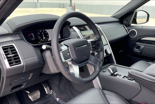 Used 2025 Land Rover Discovery Dynamic SE image 16