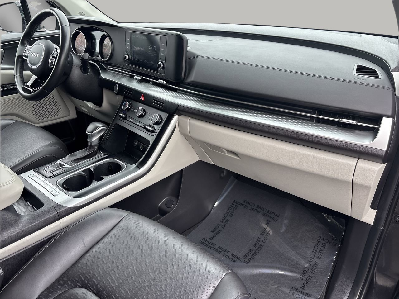 Used 2024 Kia Carnival LX image 11