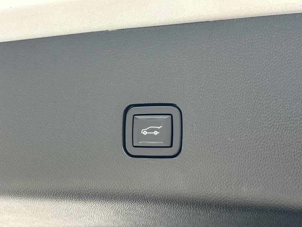 Used 2021 Chevrolet Traverse RS AWD/4WD image 16