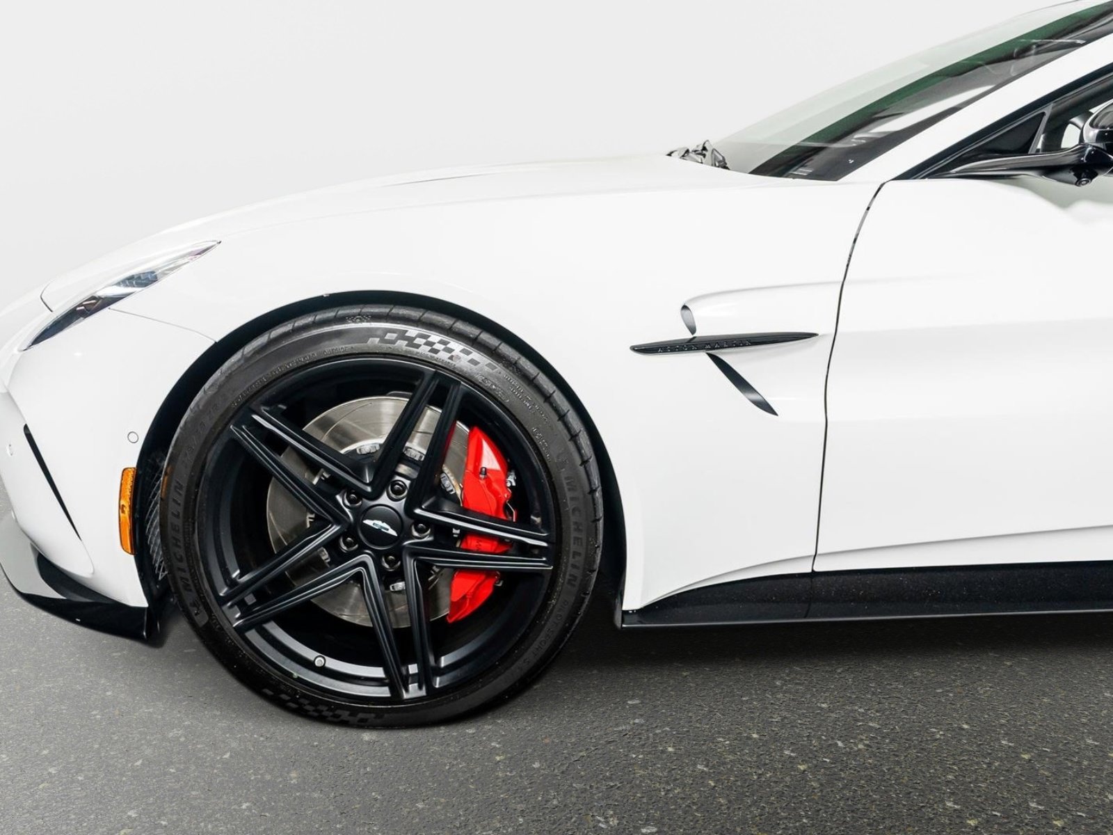 Used 2025 Aston Martin V8 Vantage Coupe RWD image 11