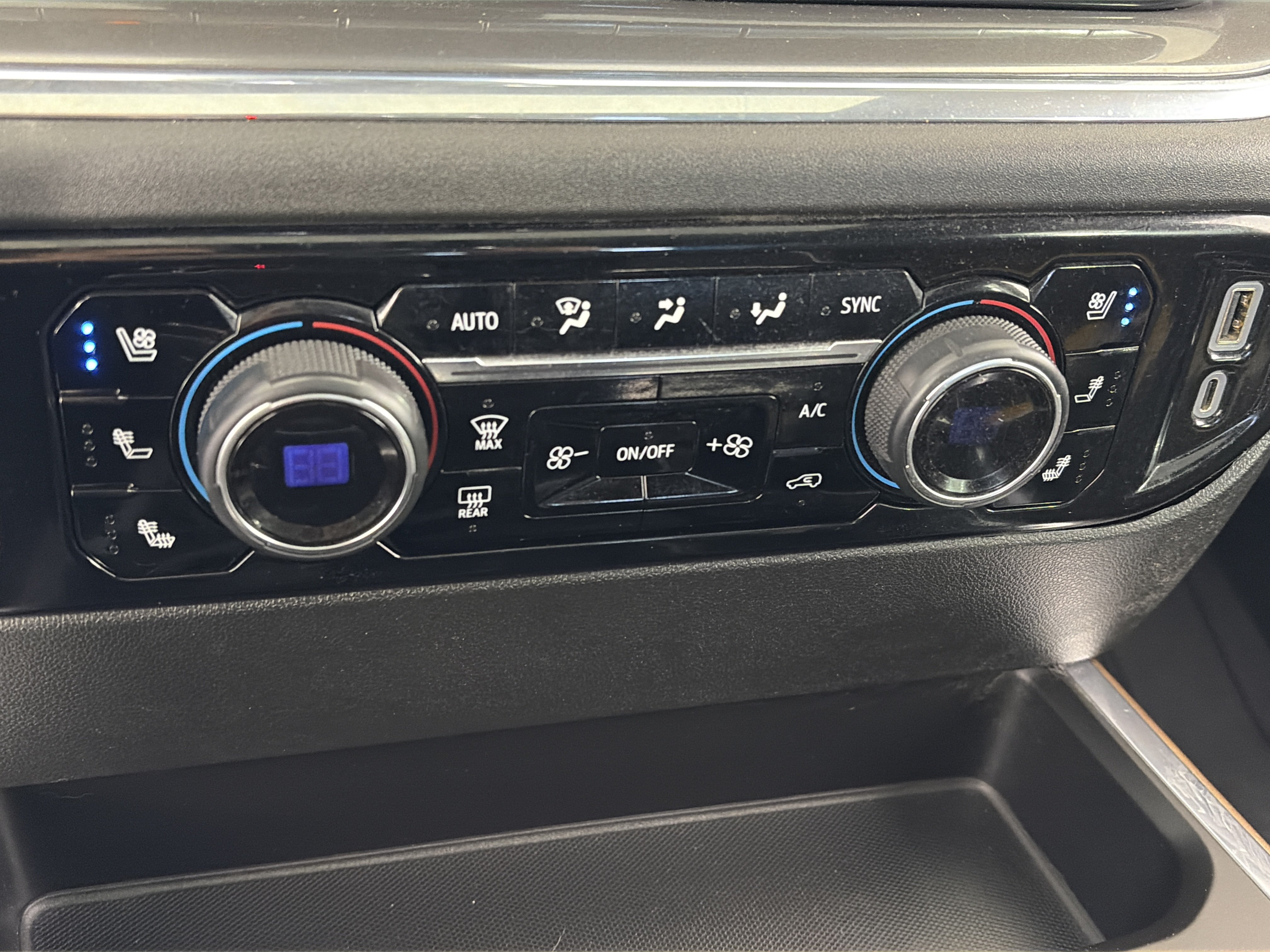Used 2024 Chevrolet Silverado 1500 High Country w/ High Country Premium Package AWD/4WD image 24