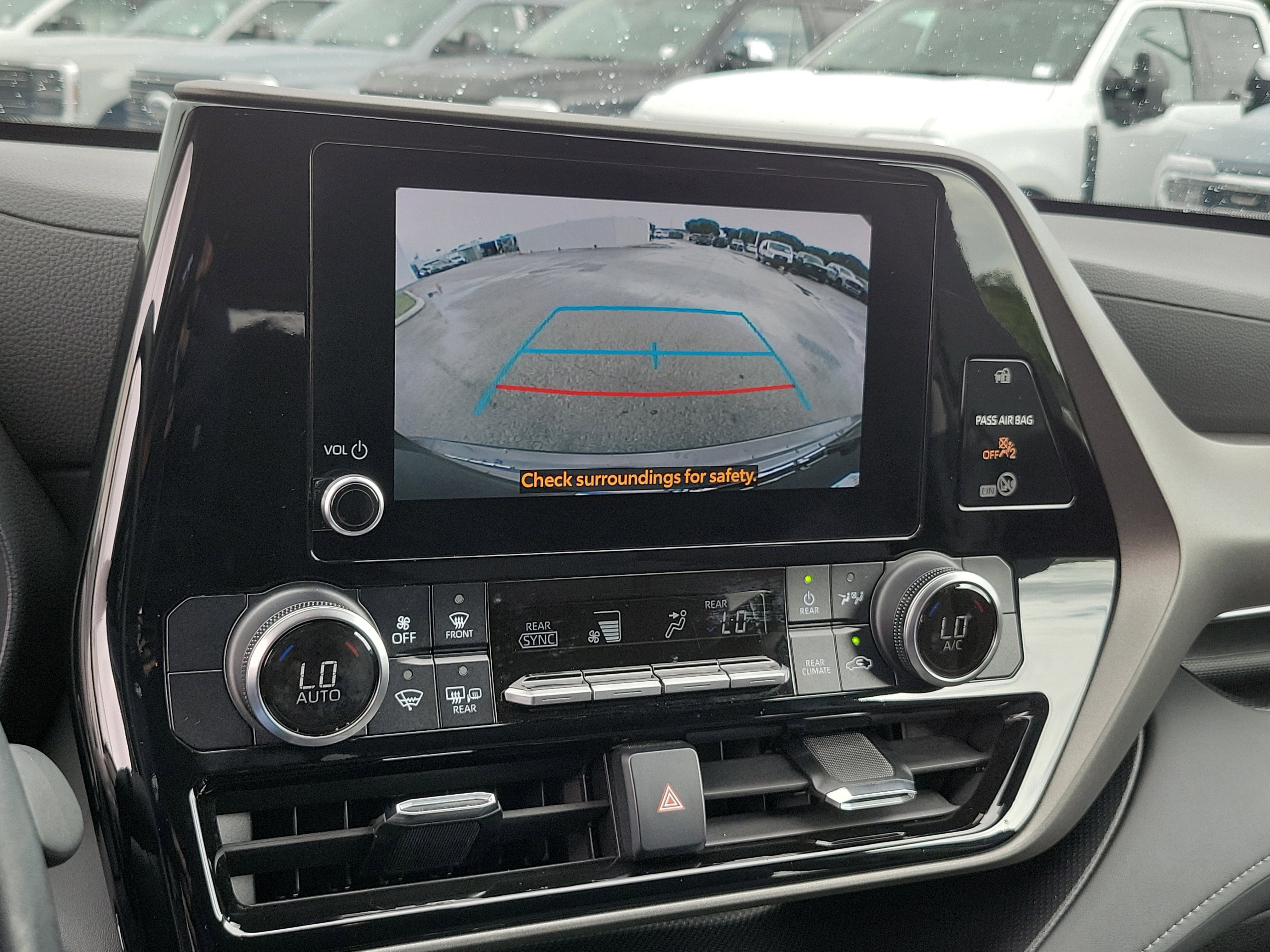Used 2023 Toyota Highlander LE FWD image 10