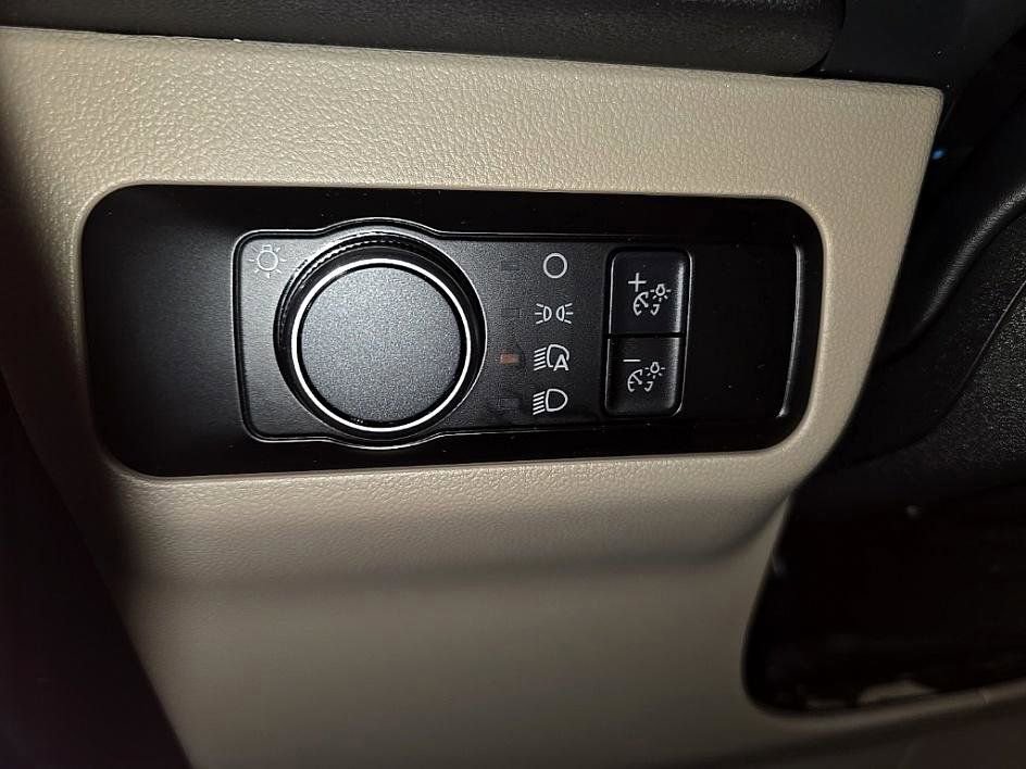 Used 2022 Ford Escape SE w/ Cold Weather Package image 12