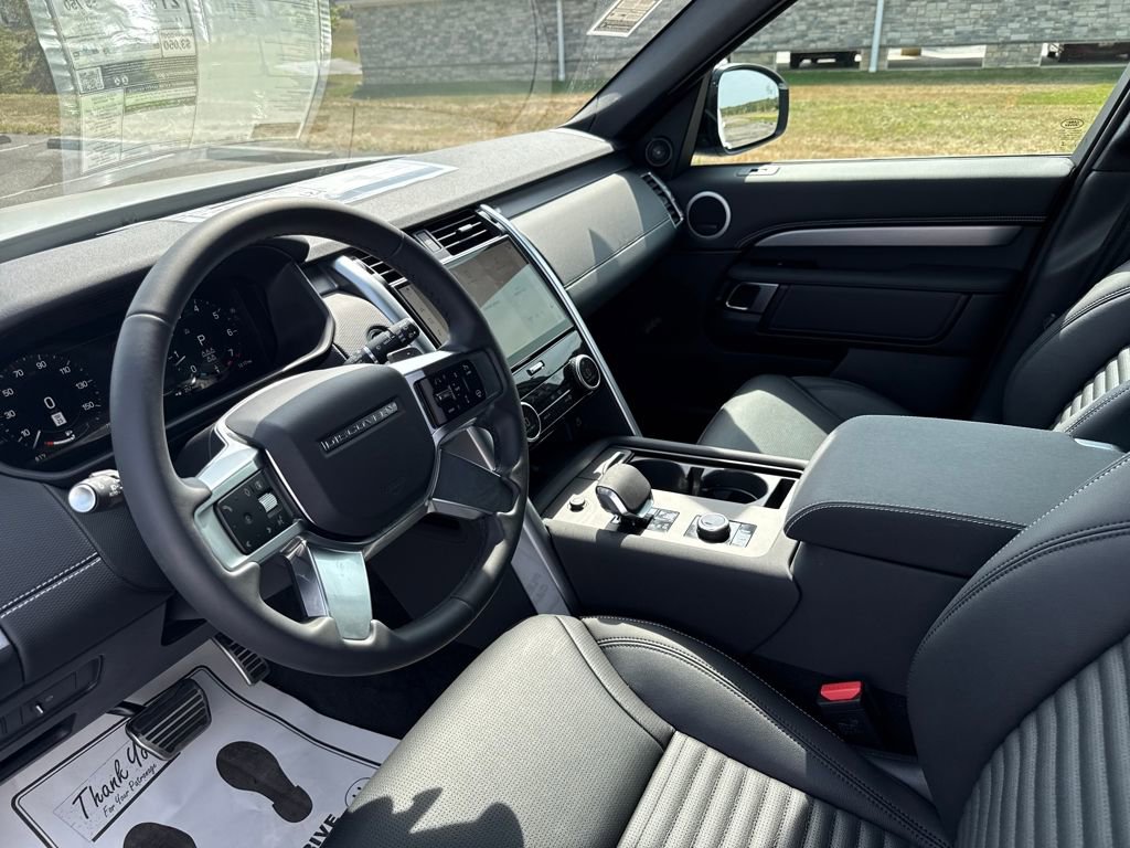 Used 2025 Land Rover Discovery Dynamic SE AWD/4WD image 14