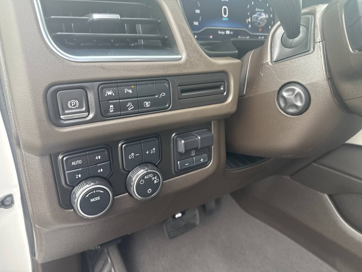 Used 2022 Chevrolet Suburban Z71 w/ Luxury Package AWD/4WD image 16