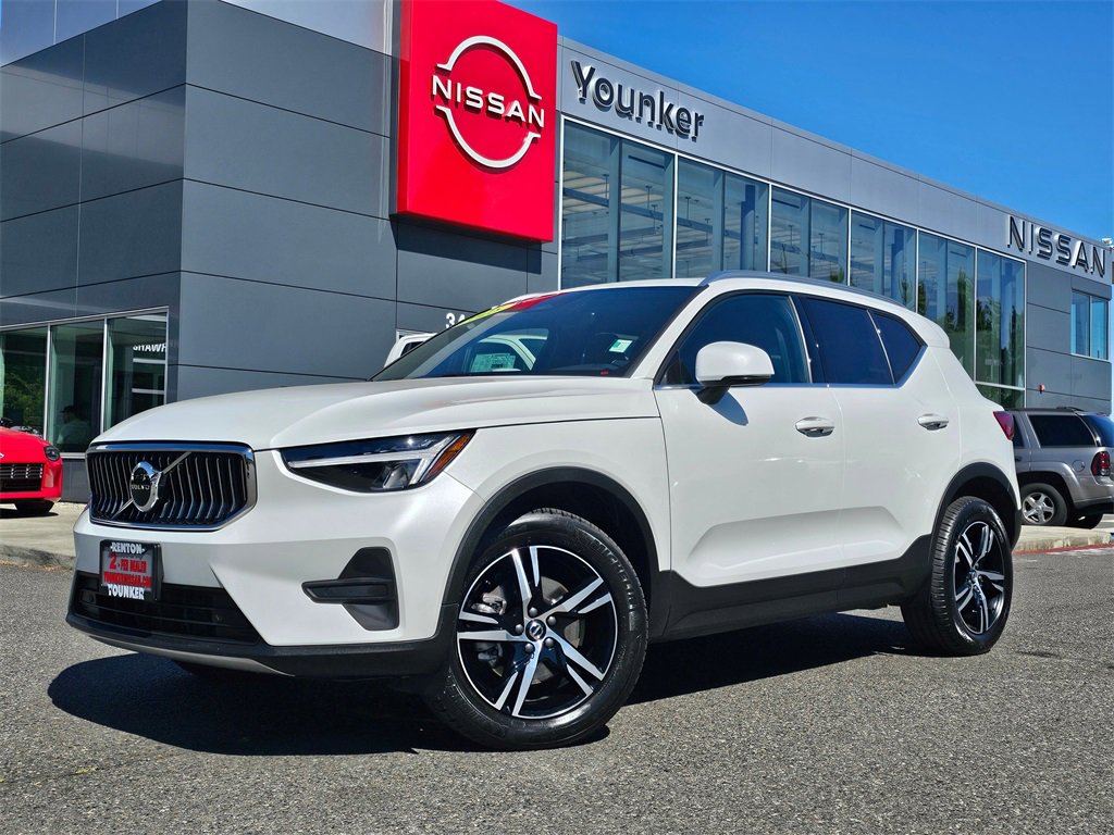 Used 2025 Volvo XC40 B5 Core image 1