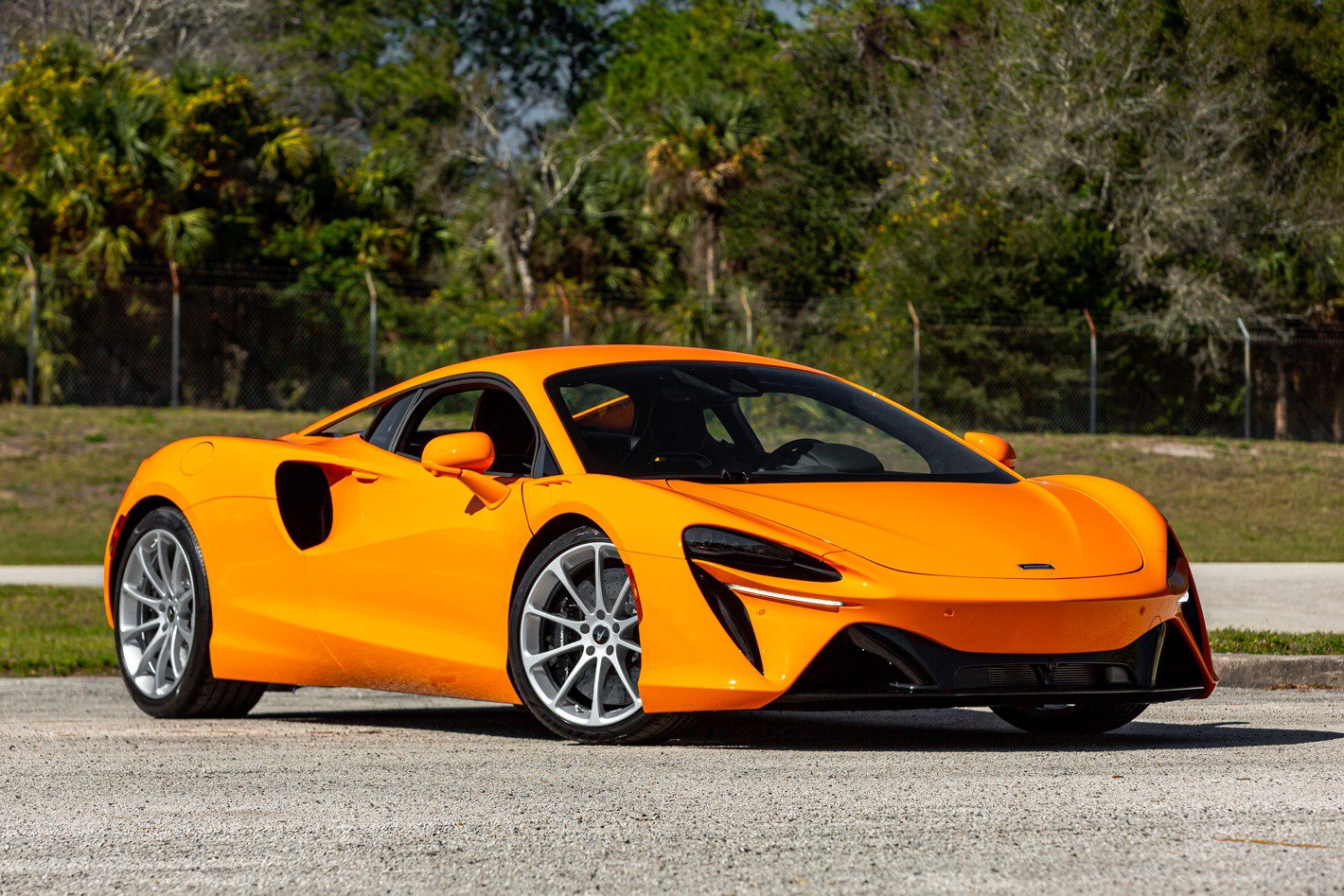 Used 2024 McLaren Artura RWD image 20