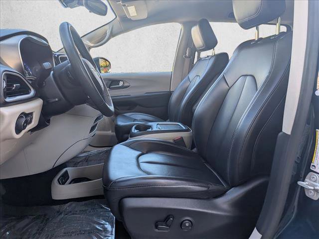 Used 2023 Chrysler Pacifica Touring-L image 16