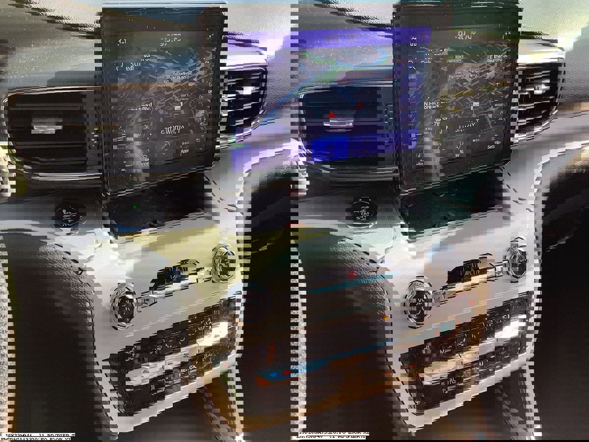 Used 2021 Ford Explorer XLT w/ Equipment Group 202A RWD image 9