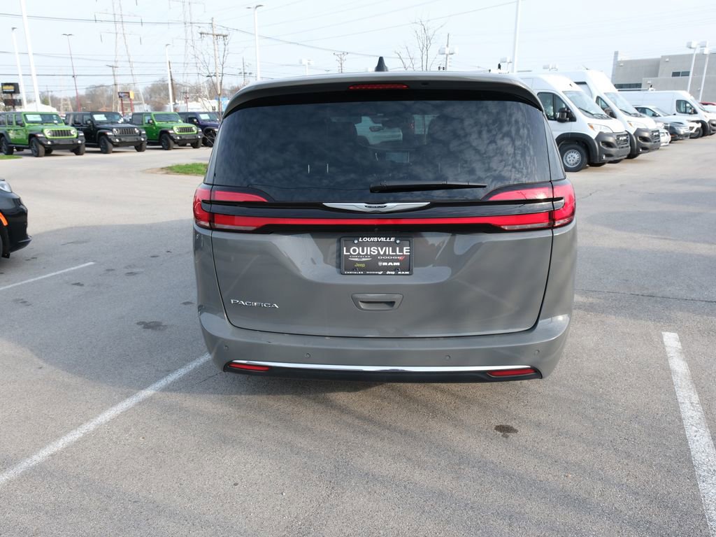 Used 2025 Chrysler Pacifica Select image 8