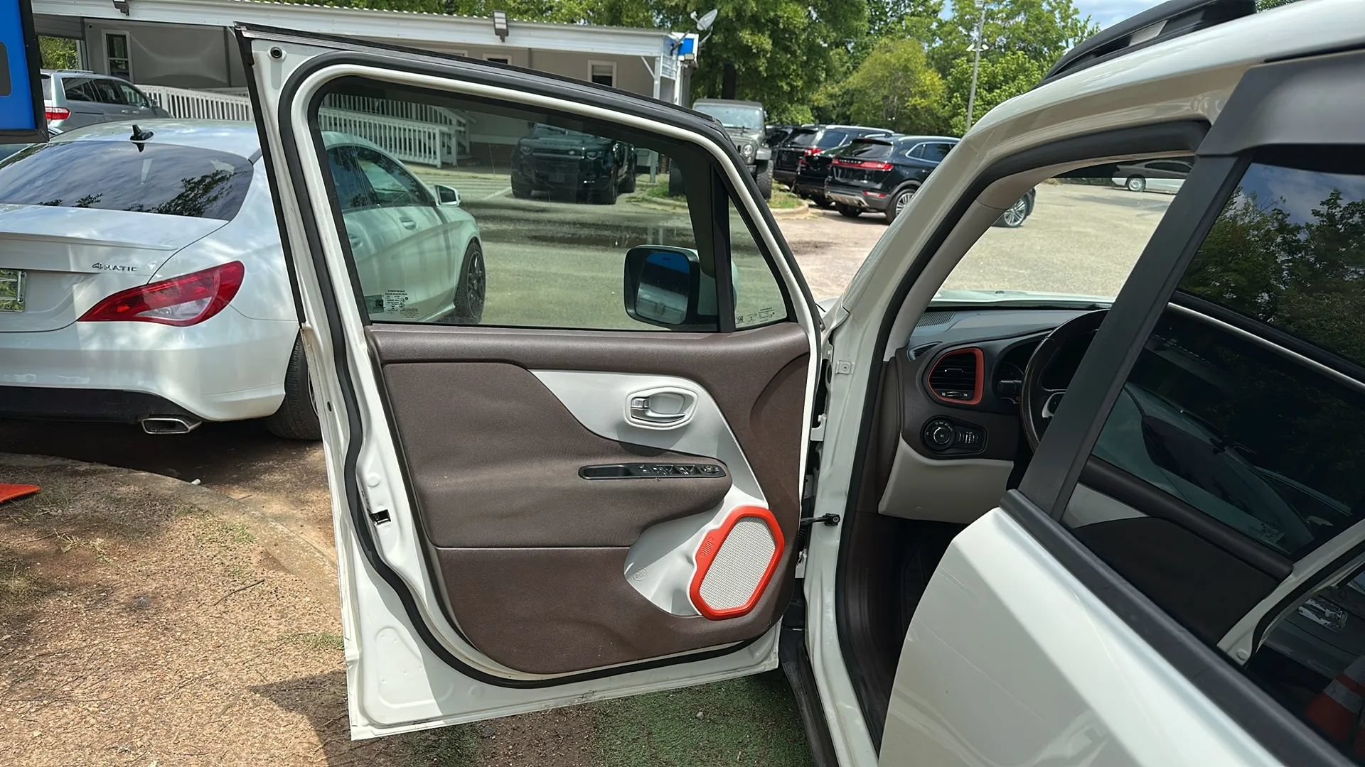 Used 2016 Jeep Renegade Latitude w/ Safety & Security Group FWD image 14