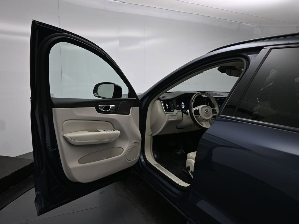 Used 2023 Volvo XC60 B5 Plus image 8