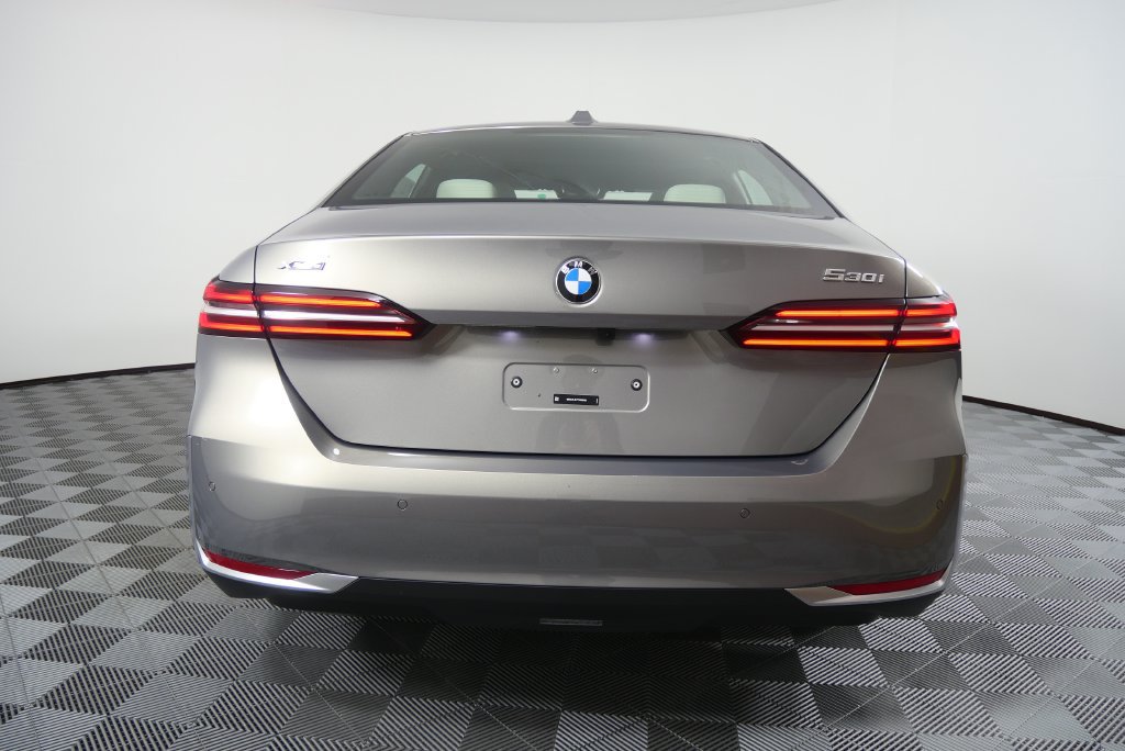 Used 2026 BMW 530i xDrive w/ Premium Package AWD/4WD image 5