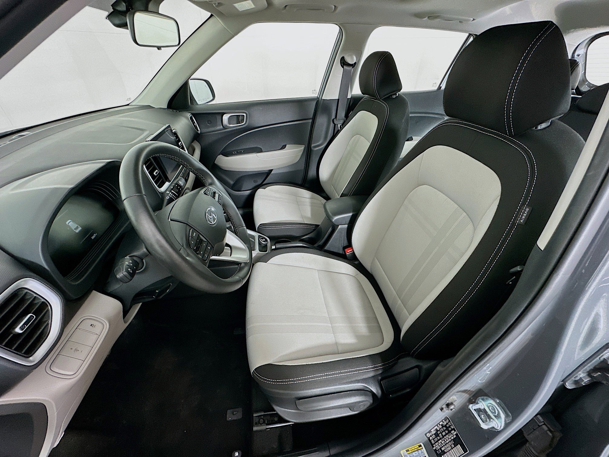 Used 2025 Hyundai Venue SEL FWD image 13