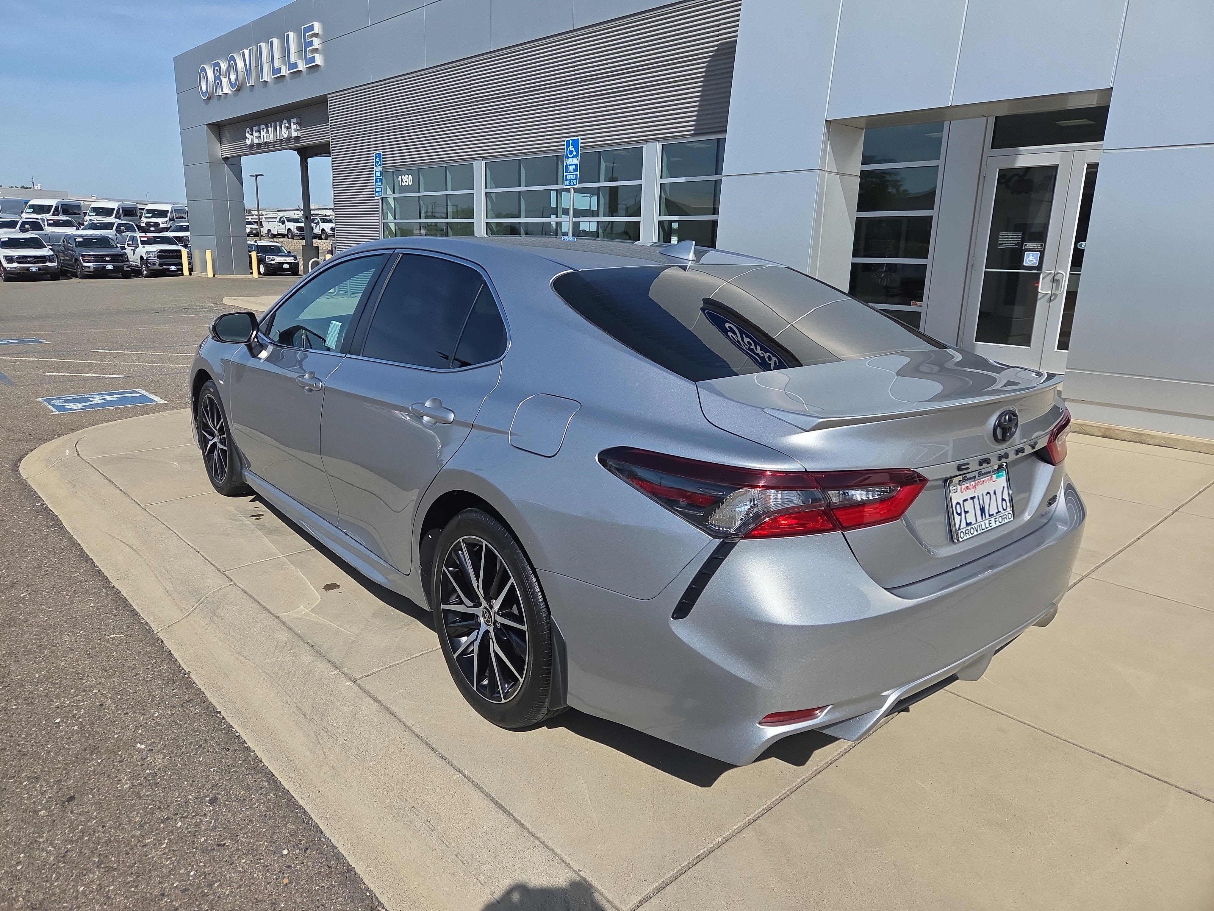 Used 2023 Toyota Camry SE w/ Convenience Package FWD image 3