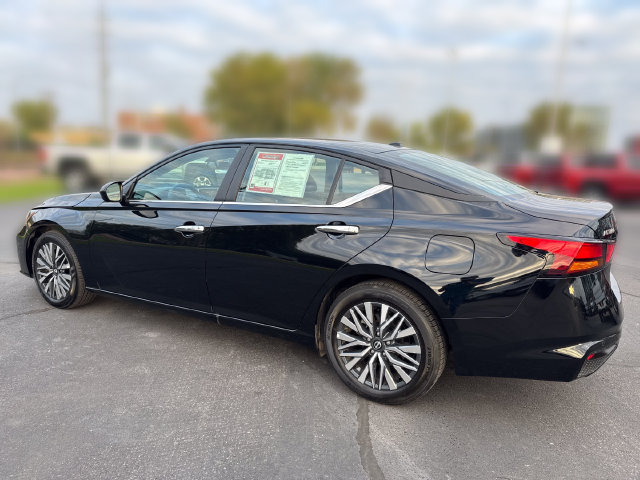Used 2025 Nissan Altima 2.5 SV FWD image 3
