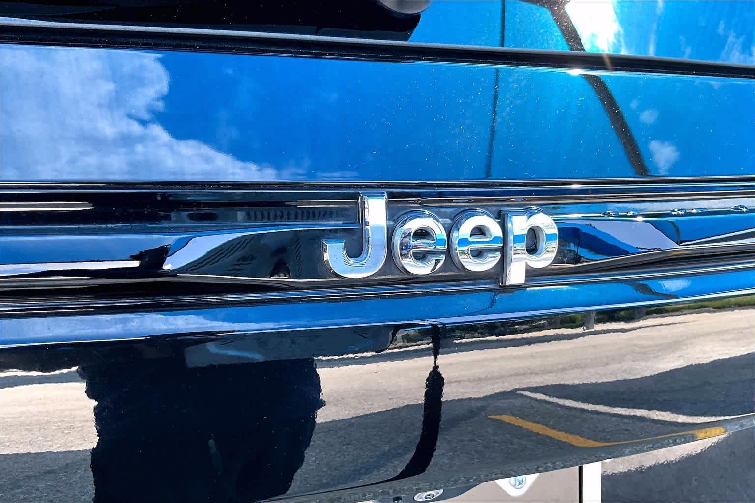 Used 2023 Jeep Grand Cherokee Limited w/ Luxury Tech Group II RWD image 31