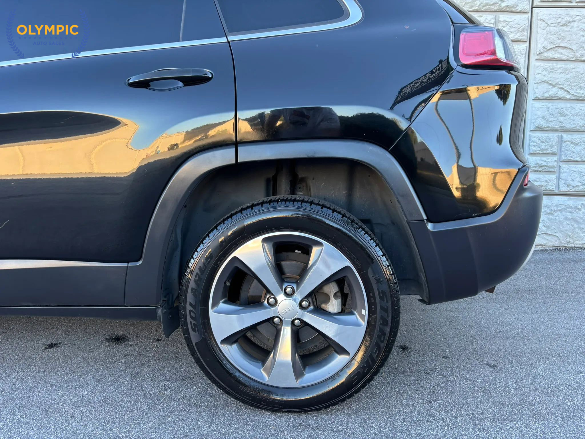 Used 2019 Jeep Cherokee Limited image 10