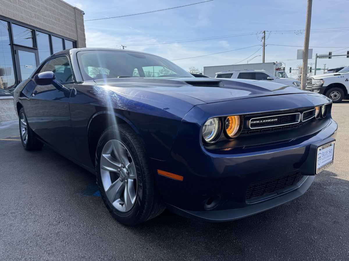 Used 2016 Dodge Challenger SXT image 3