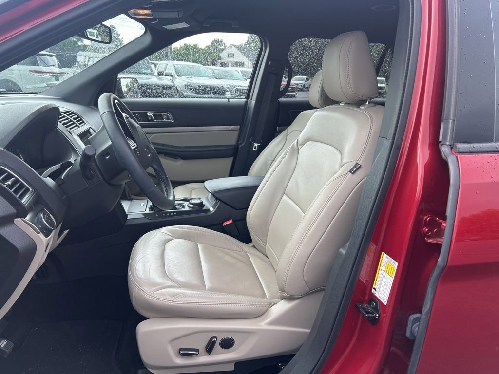 Used 2018 Ford Explorer XLT w/ Equipment Group 202A AWD/4WD image 10