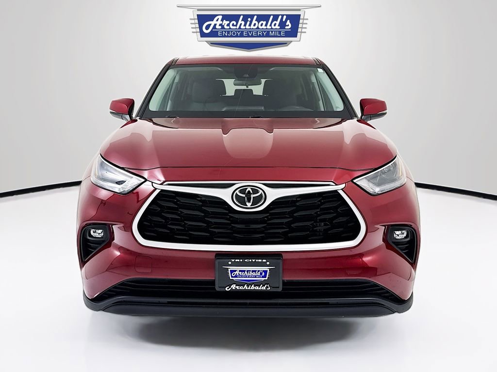 Used 2023 Toyota Highlander LE image 2