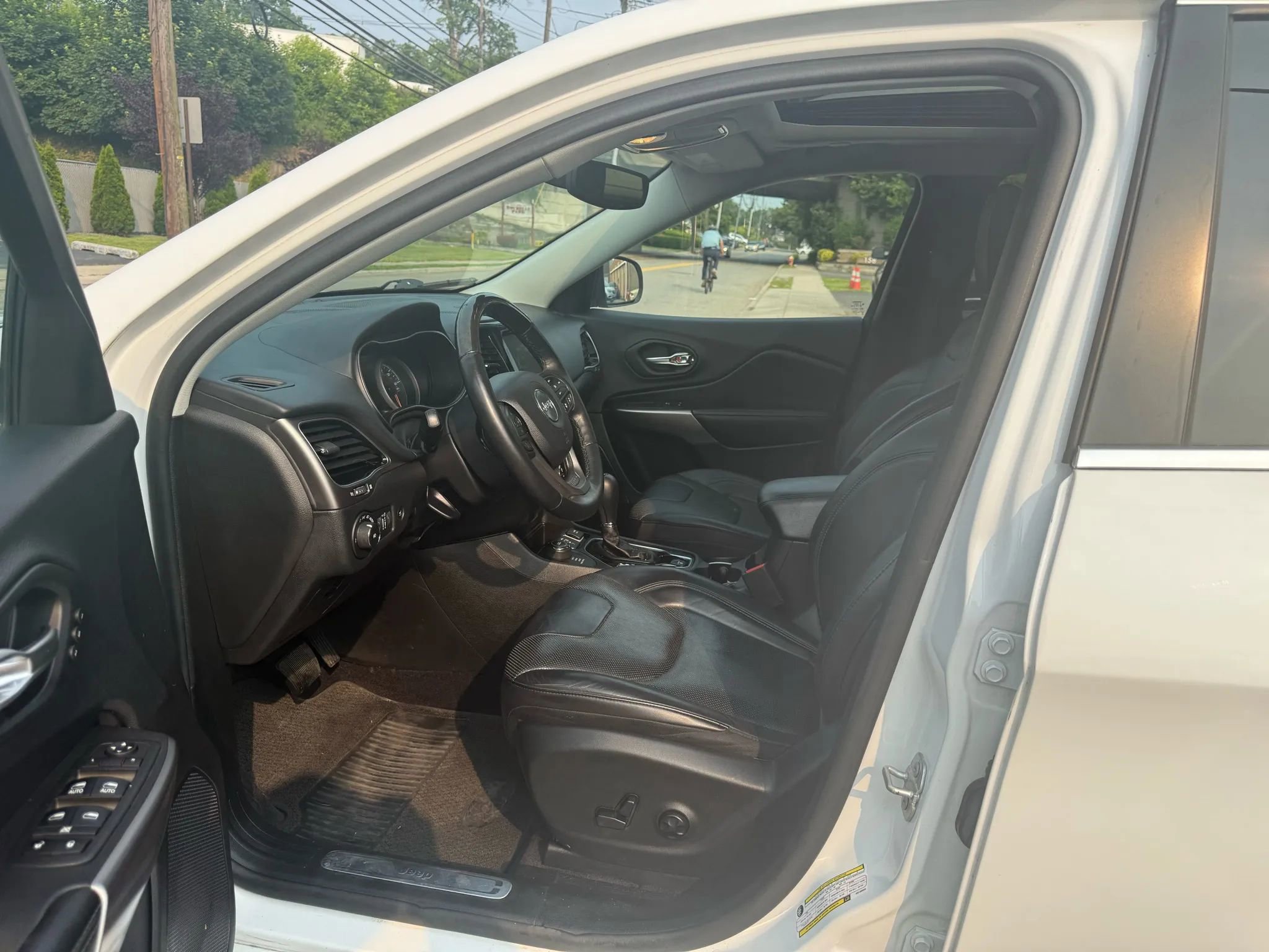 Used 2019 Jeep Cherokee Overland w/ Technology Group image 26